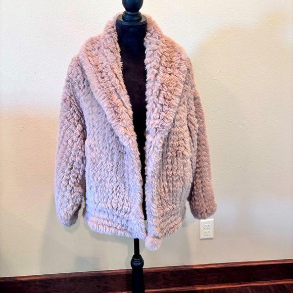 Heartloom Sally Faux Fur Jacket, Medium, Modern Contemporary Feminine Comfy - Picture 9 of 15